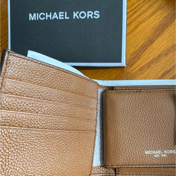 Michael Kors Men’s Brown Leather Russel Billfold Wallet. Style number 36T7LRUF6L - Picture 4 of 9
